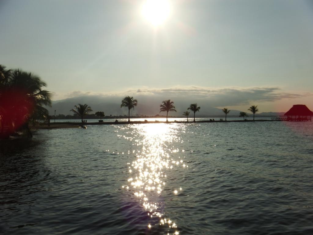Amatique Bay Hotel Puerto Barrios Eksteriør bilde